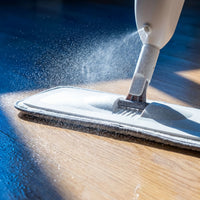 Mujer fregando el suelo con la mopa MopSpray